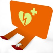Seinälle kiinnitettävä defibrillaattori